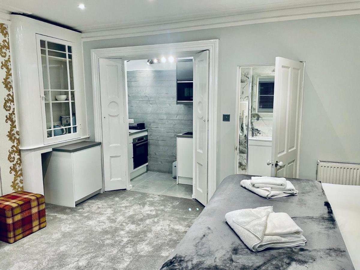 Deluxe Studios With Spa Included Портсмът Екстериор снимка