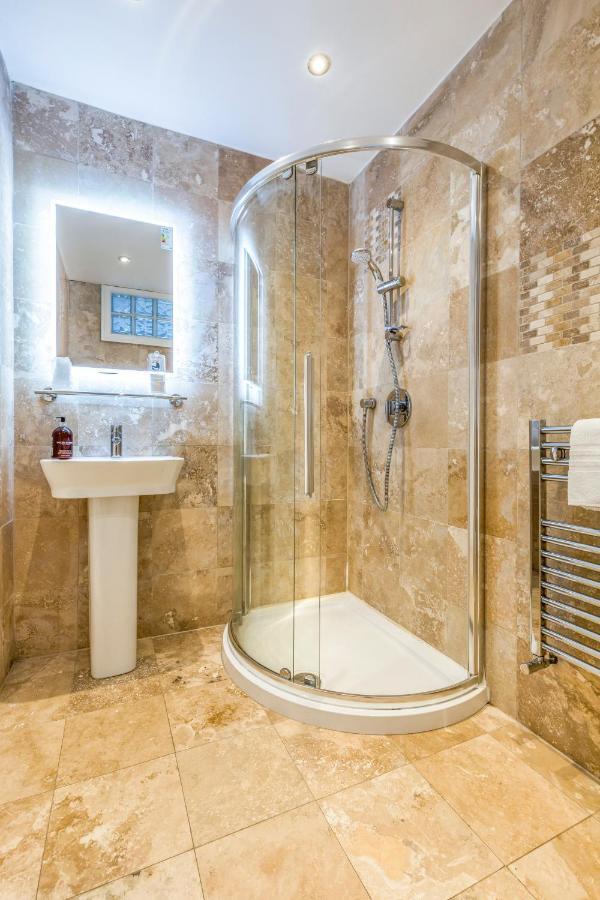 Deluxe Studios With Spa Included Портсмът Екстериор снимка
