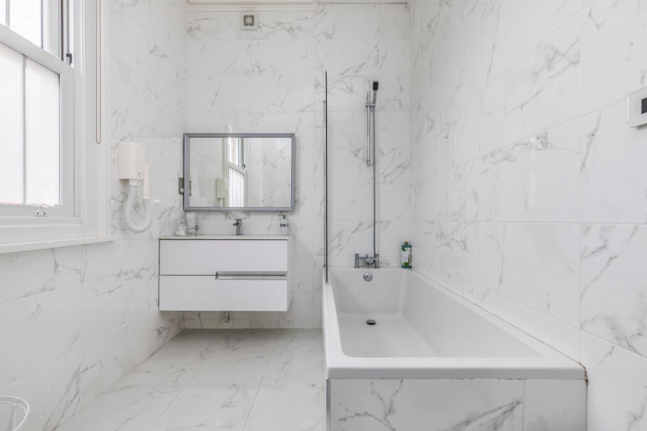 Deluxe Studios With Spa Included Портсмът Екстериор снимка