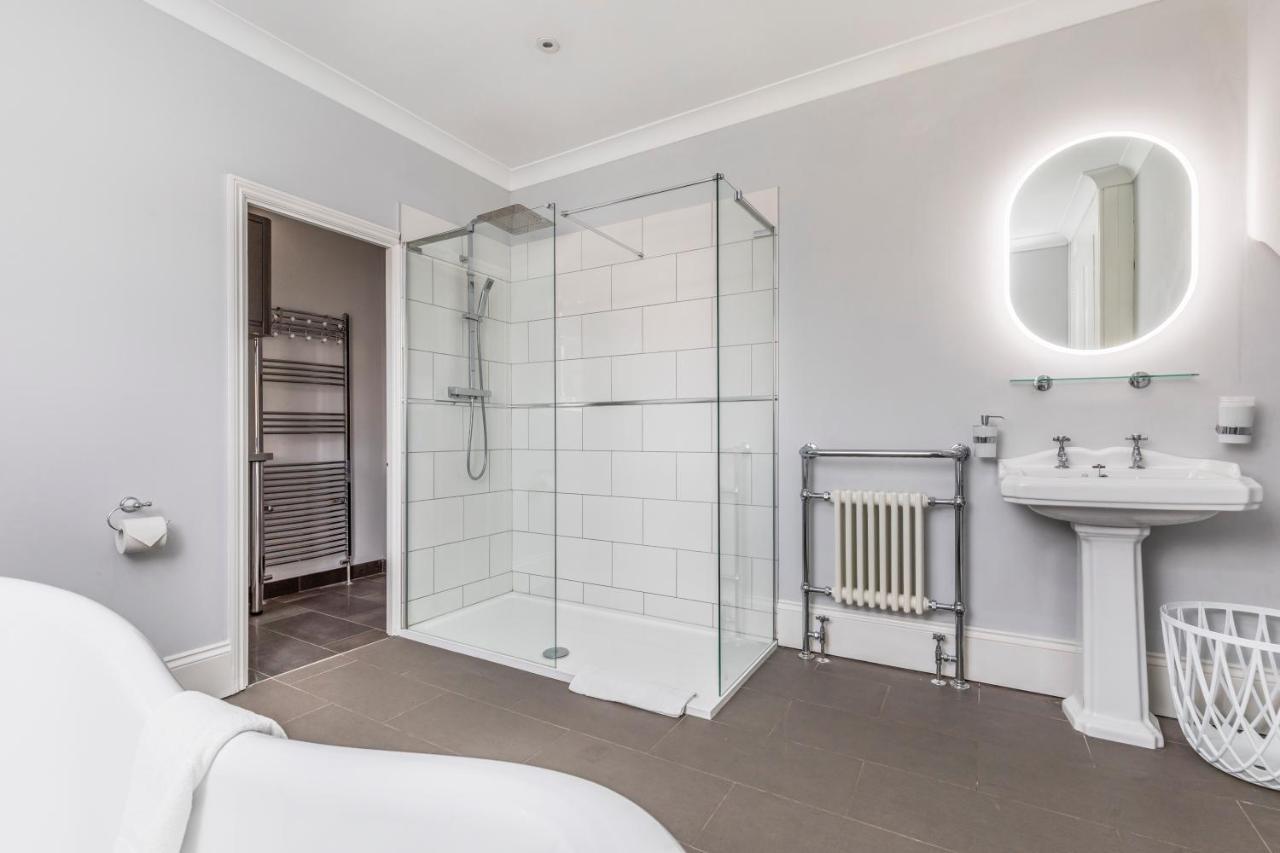 Deluxe Studios With Spa Included Портсмът Екстериор снимка